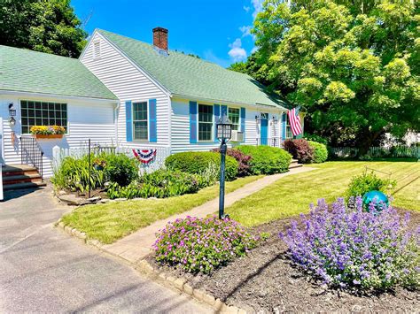 28 Pine Point Road, Scarborough, ME 04074 .